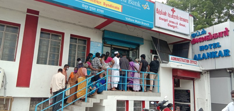 मास्क मुंह पर है और न सोशल डिस्टेंसिंग का पालन