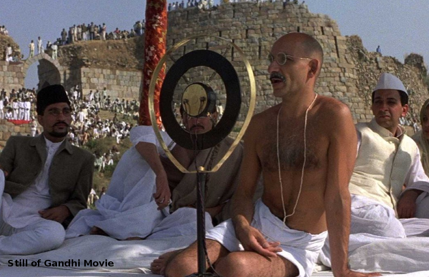 सिनेमा के कट्टर आलोचक थे महात्मा गांधी, कहा था- सिनेमाघर के बजाय चरखा केंद्र खोलना पसंद करूंगा