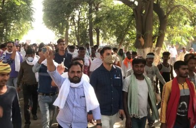 खरीद नहीं होने से नाराज किसानों ने सड़क पर जीरी को आग लगा दी
