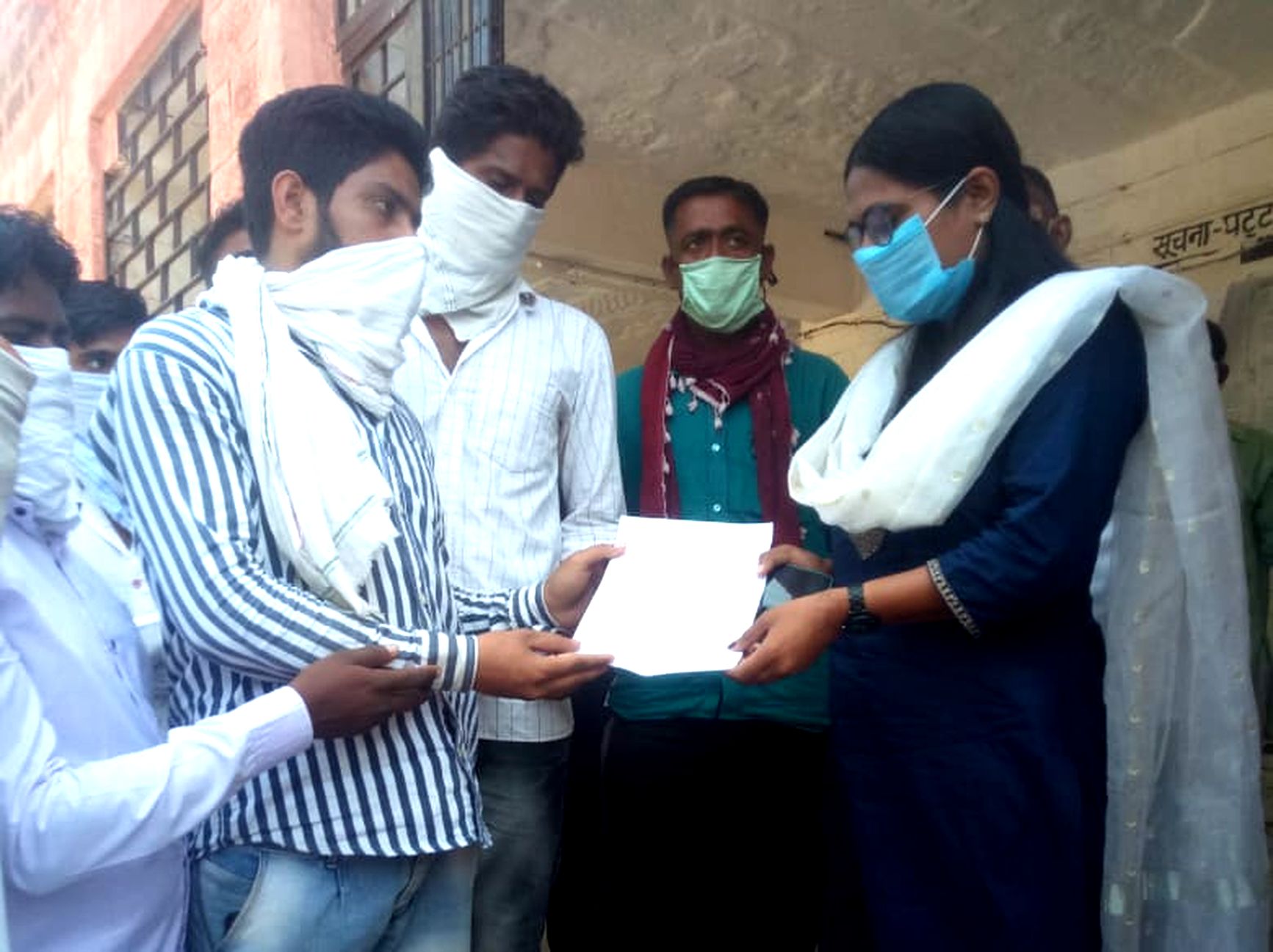 जुलूस निकालकर किया प्रदर्शन, राष्ट्रपति के नाम सौंपा ज्ञापन