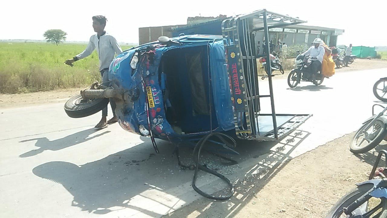 डबरा मार्ग पर शुक्रवार की सुबह हादसा  Two real brothers injured in loading auto and bike collision, news in hindi, mp news, dabra news