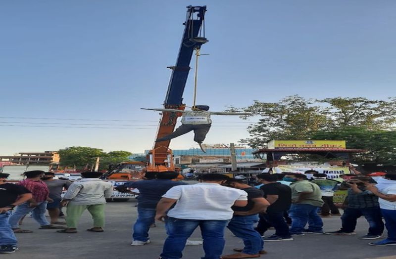 क्रेन मंगवाकर चौराहे पर पुतले को दी फांसी, कहा- ऐसी हो बलात्कारियों की सजा