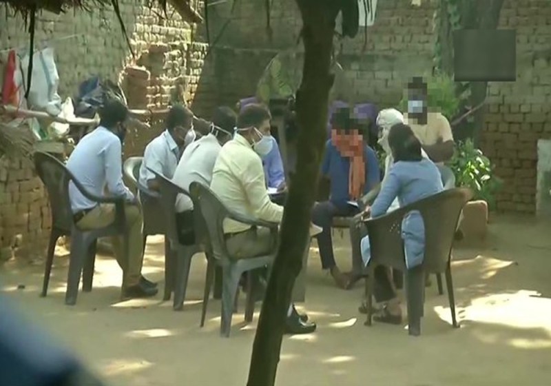 हाथरस केस LIVE अपडेटः विपक्ष के हंगामे के बीच पहुंची एसआईटी, दर्ज किए बयान