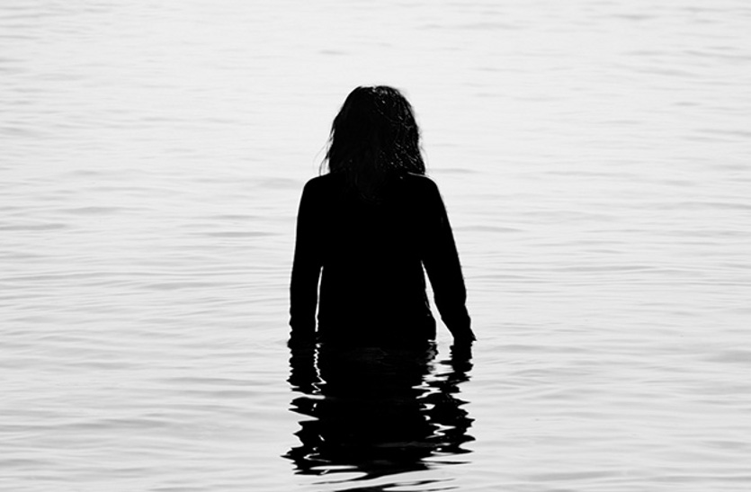 घर से बिना बताए स्कूटी लेकर निकली थी बेटी, रातभर नहीं आई घर, अगली सुबह शिवनाथ नदी में तैरते मिली लाश