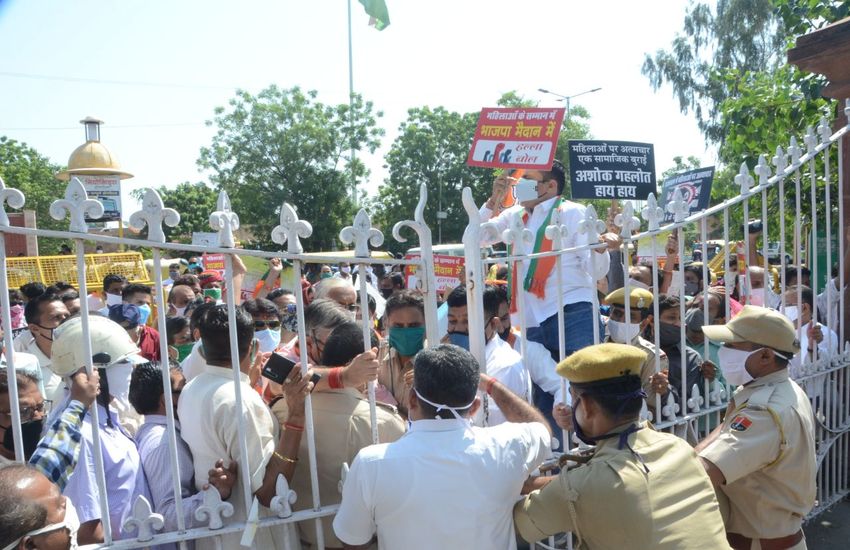 भाजपा का ‘हल्ला बोल’, कोरोना से बेखौफ हो सडक़ों पर उतरे