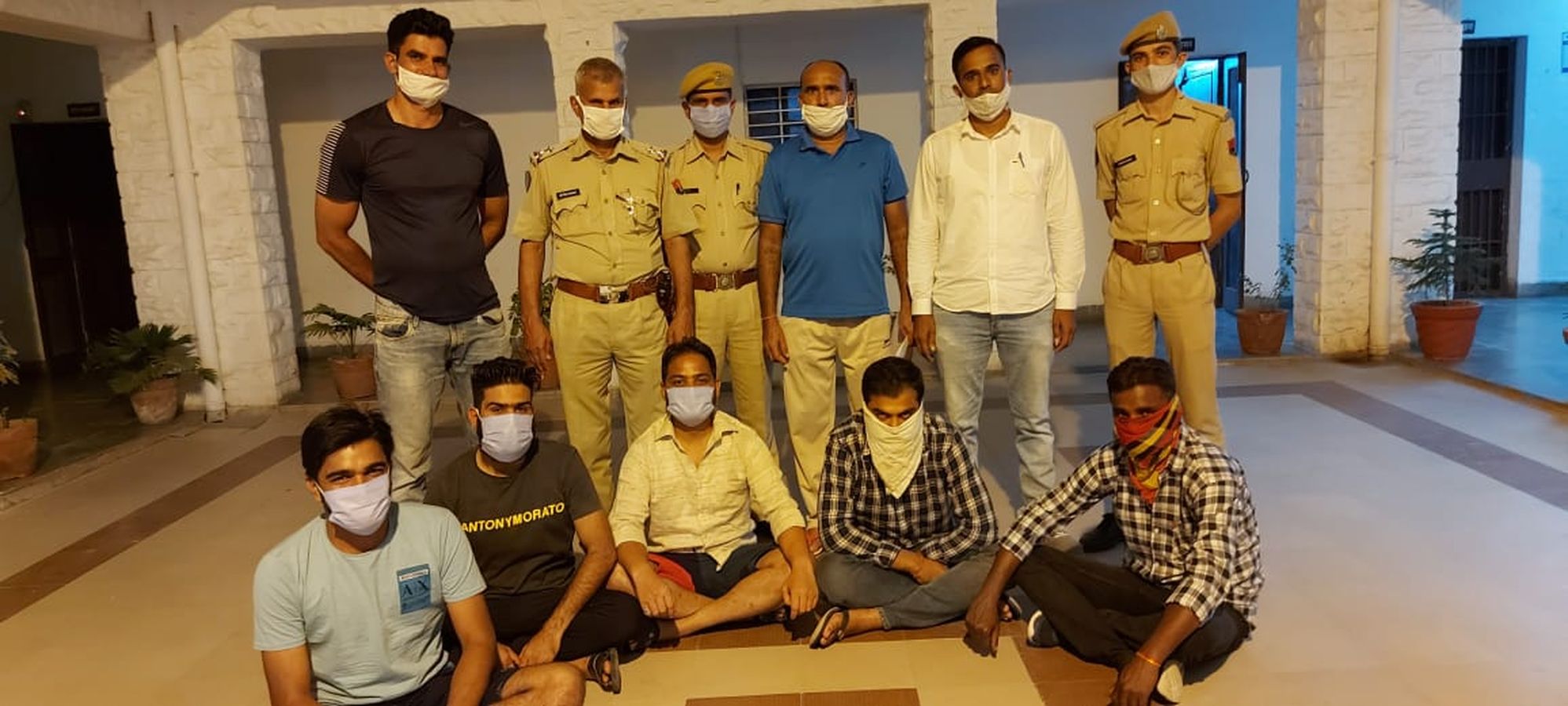 मकान में लगा रहे थे आइपीएल पर सट्टा, तभी पहुंची पुलिस