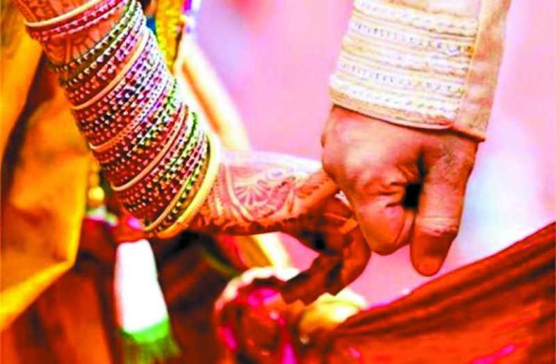 लॉकडाउन बना मिलन में रूकावट, जुदाई से तंग आकर मंगेतर के घर पहुंची युवती, यूं रचाई शादी