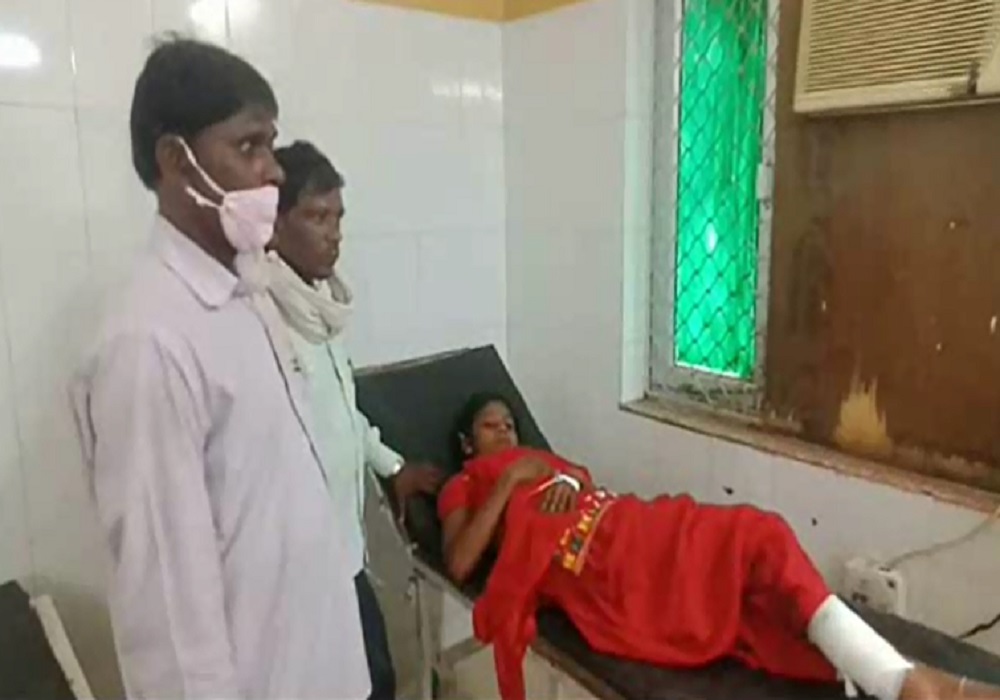 हर्ष फायरिंग के दौरान महिला की मौत, युवती गंभीर रूप से घायल