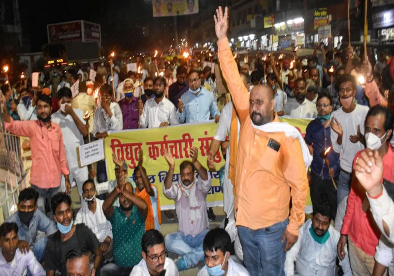 यूपी में बिजली गुल, शहर-शहर में अंधेरा, मंत्री और विधायक भी परेशान