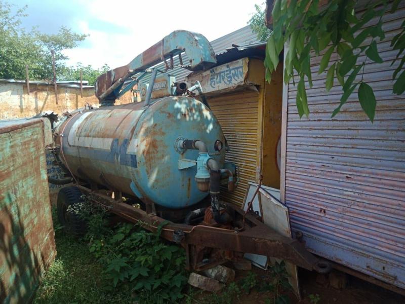 चौमूं नगरपालिका के बाड़े में कबाड़ बना 15 लाख का मैला टैंक