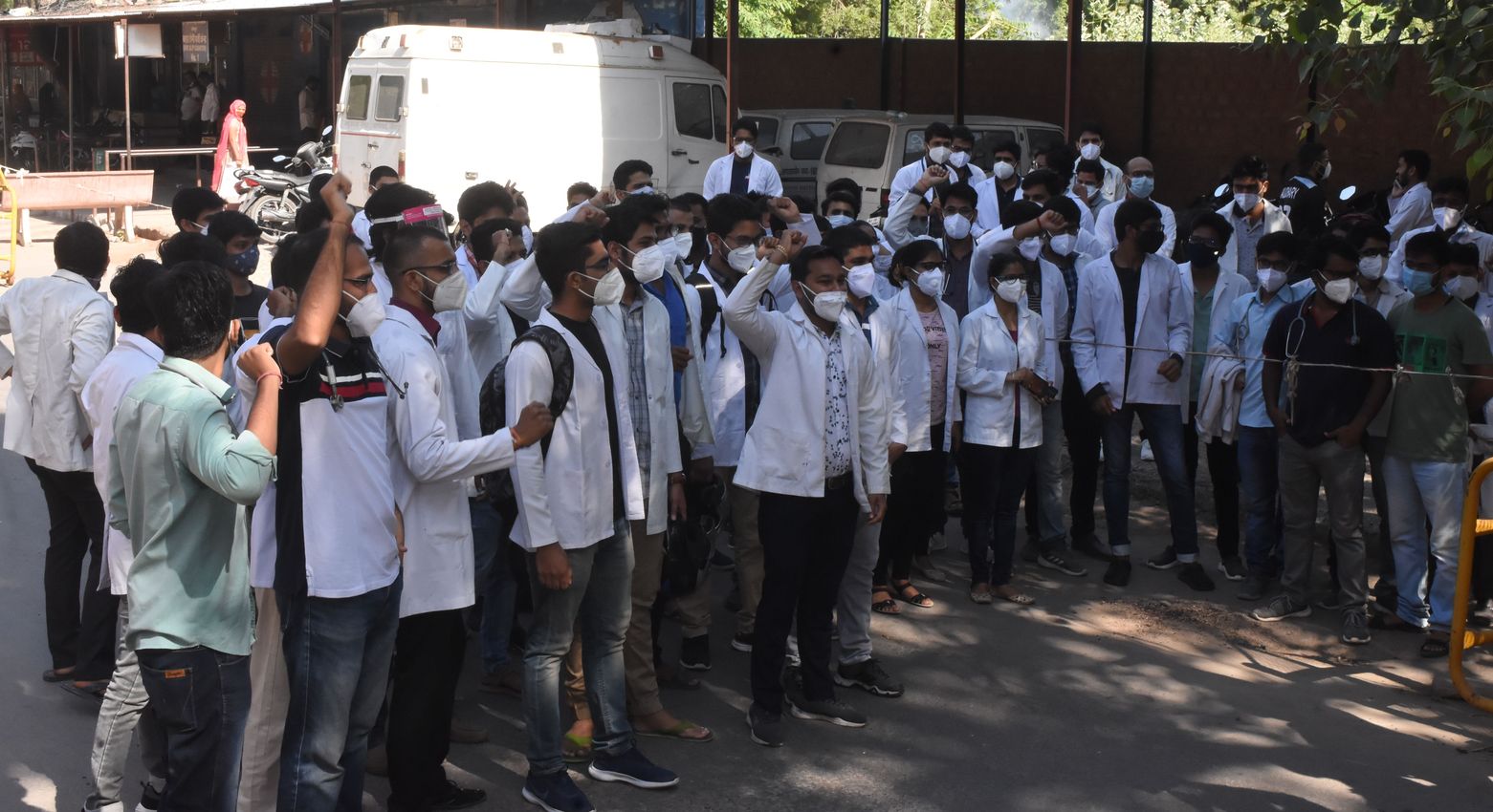 रेजिडेंट डॉक्टर्स ने कोविड ड्यूटी में मानदेय देने को लेकर किया प्रदर्शन