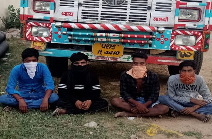 ट्रक में छुपाकर 422 किलो गांजा ले जा रहे चार बदमाश गिरफ्तार