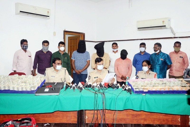 100 दिनों में पैसा डबल करने का लालच देकर यूं लोगों को ठगते थे, करोड़ों की नकदी के साथ पुलिस ने धरा