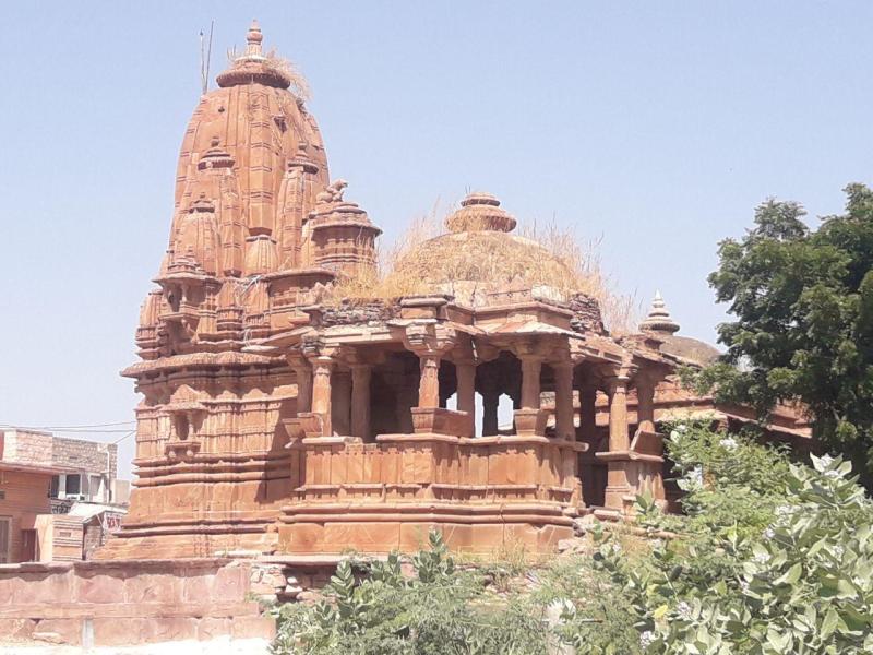 खण्डहर होता बावड़ी का प्राचीन शिव मंदिर