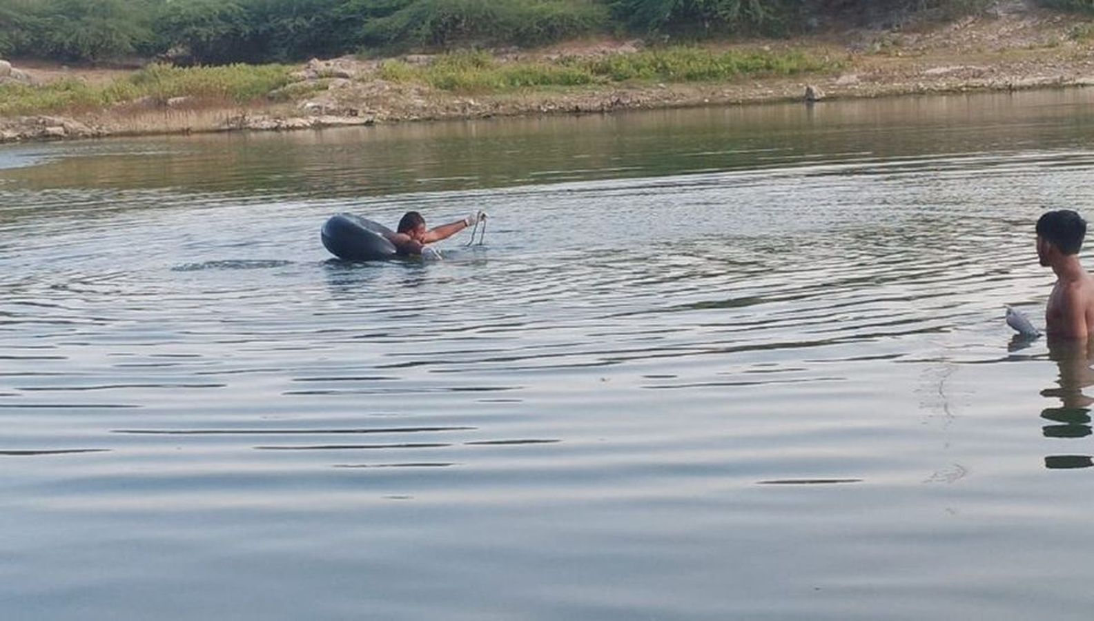 कपड़े से एक हाथ व गला बांध युवक ने कायलाना में डूबा