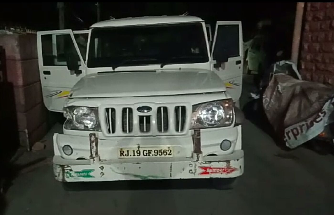बैरियर को टक्कर मार बोलेरो ने नाकाबंदी तोड़ी, लॉक करके चालक भागा