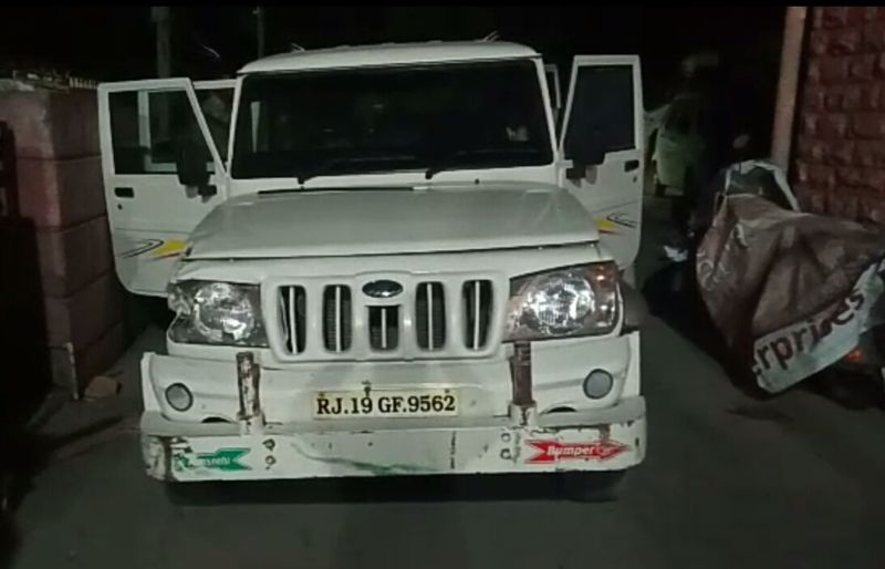 बैरियर को टक्कर मार बोलेरो ने नाकाबंदी तोड़ी, लॉक करके चालक भागा