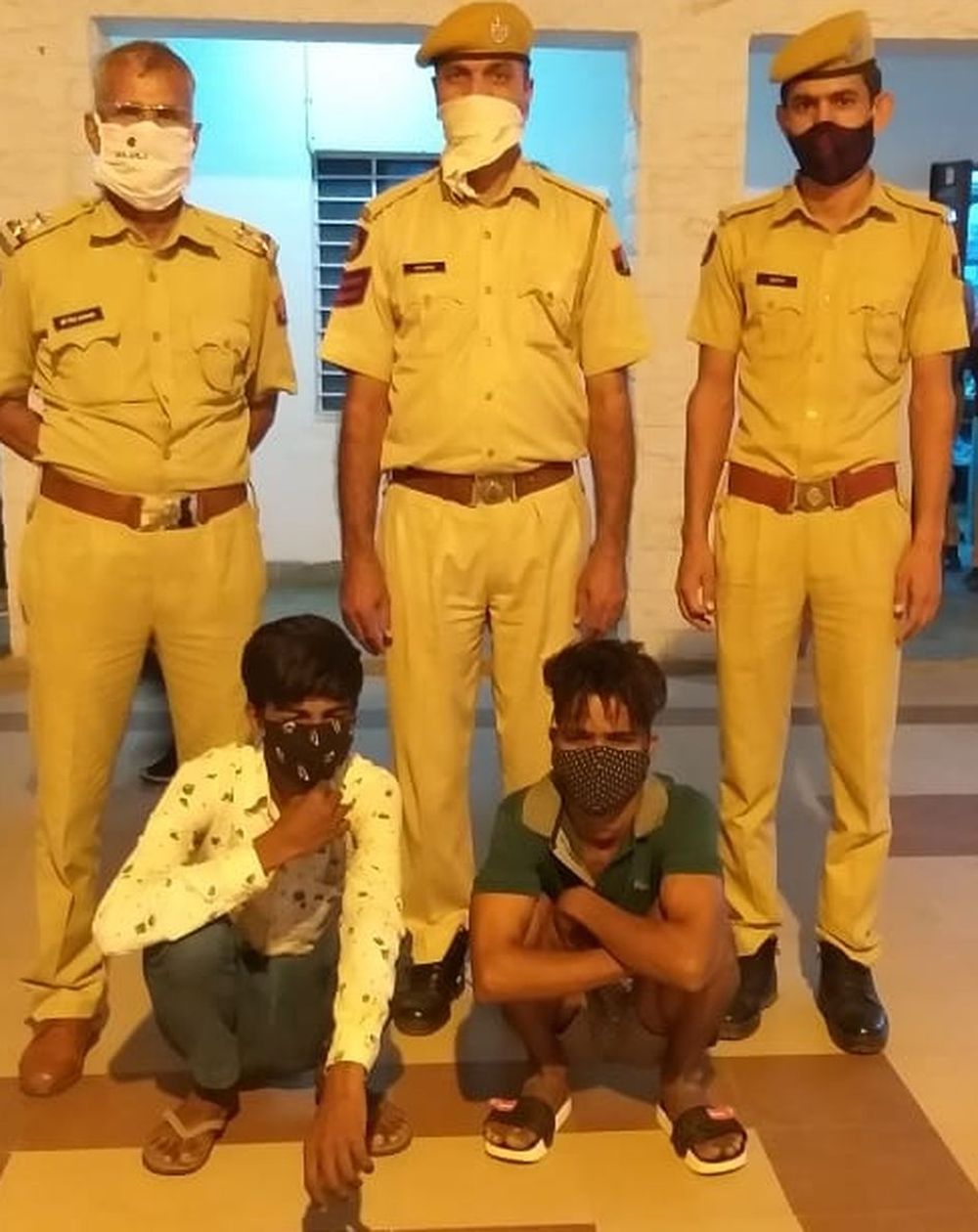 दुकान का शटर तोड़ चोरी करके भागे दो युवक, बाइक नम्बर से पकड़े