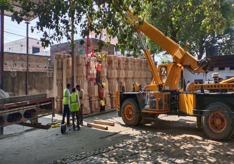 राम मंदिर निर्माण कार्य में तेजी, तीन क्रेन, 10 ट्रक और 50 मजदूर की मदद से परिसर पहुंचने लगे नक्काशी किये पत्थर