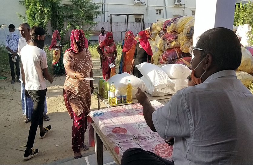 जरूरतमंद को देते हैं हर माह राशन मुफ्त