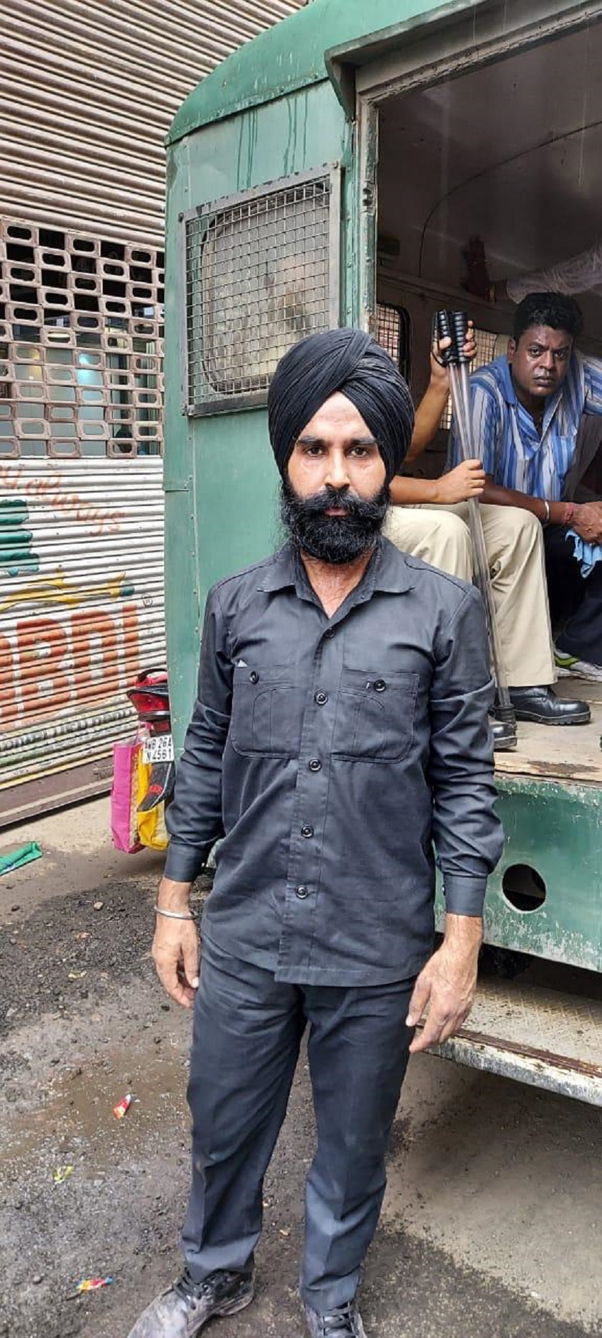 सिख सुरक्षाकर्मी की पगड़ी खींचे जाने पर फूटा गुस्सा