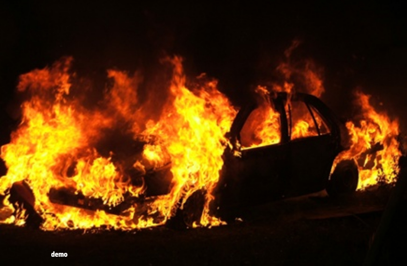 जंगल में अचानक कार में लगी आग, चालक ने कूदकर बचाई जान