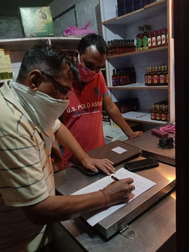पुलिस ने रात आठ बजे बाद भी खुली मिली शराब दुकान