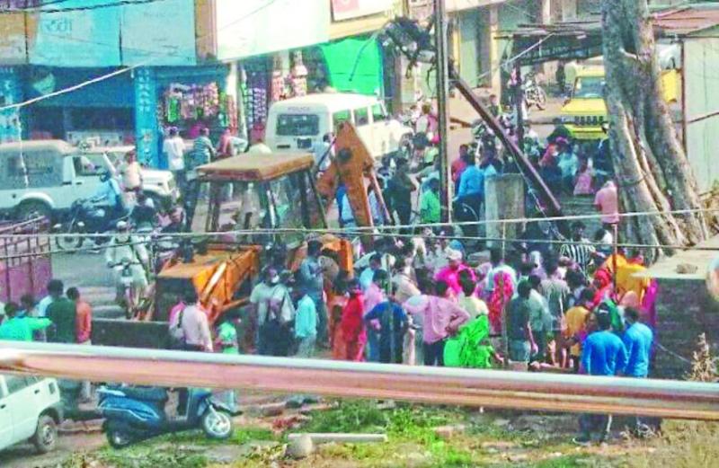 महिलाओं ने खुद को किया कमरे में बंद, निगम का अमला लौटा