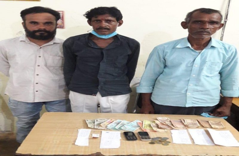 बीएसपी क्वार्टर में आधी रात चल रहा था IPL सट्टा, पुलिस की ताबड़तोड़ कार्रवाई में 18 आरोपी गिरफ्तार