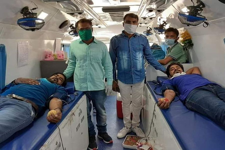 .ऱक्त की कमी के कारण 'अपनों को खोने के बाद युवाओं ने छेड़ी रक्तदान की मुहिम