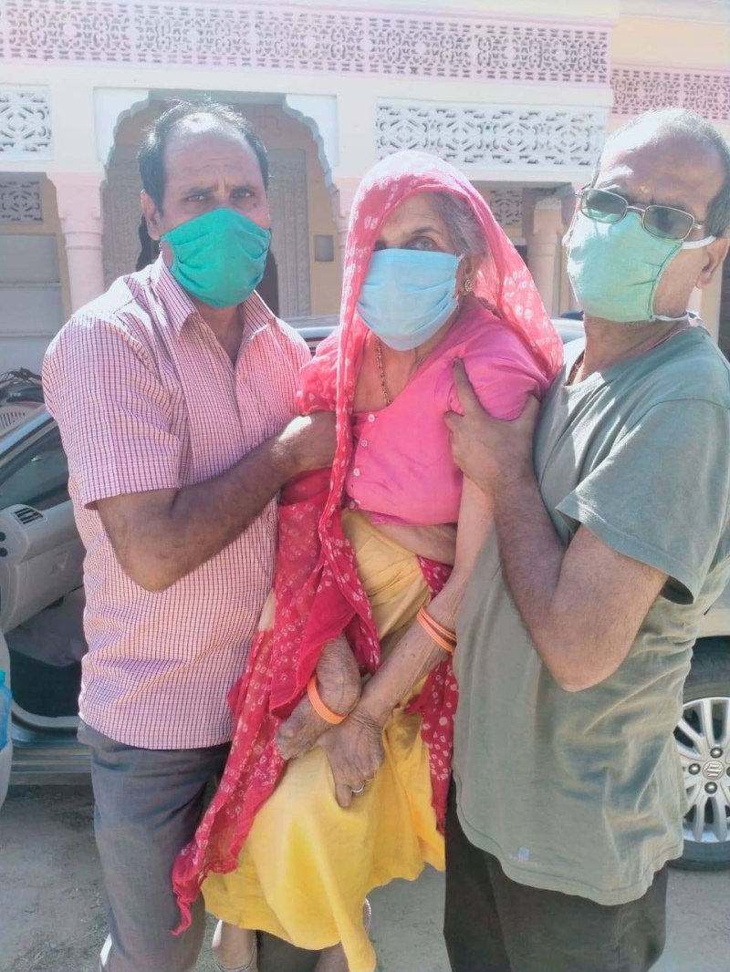 कोरोना को भूलकर मतदान केन्द्रों पर दिखाया उत्साह, लगी रही लम्बी कतार