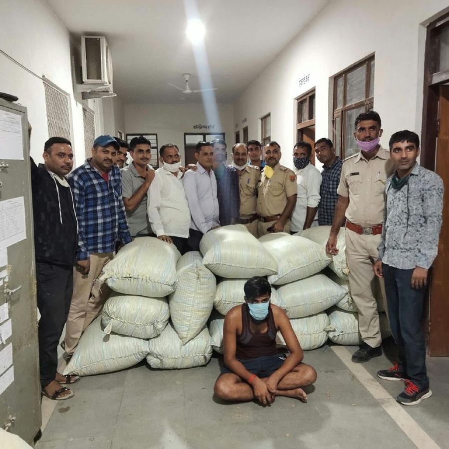 ट्रेलर में स्टील प्लेटों पर भरा 765 किलो डोडा पोस्त जब्त