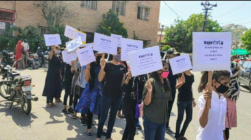 बलात्कार की घटनाओं का विरोध, नारी शक्ति उतरी सड़कों पर