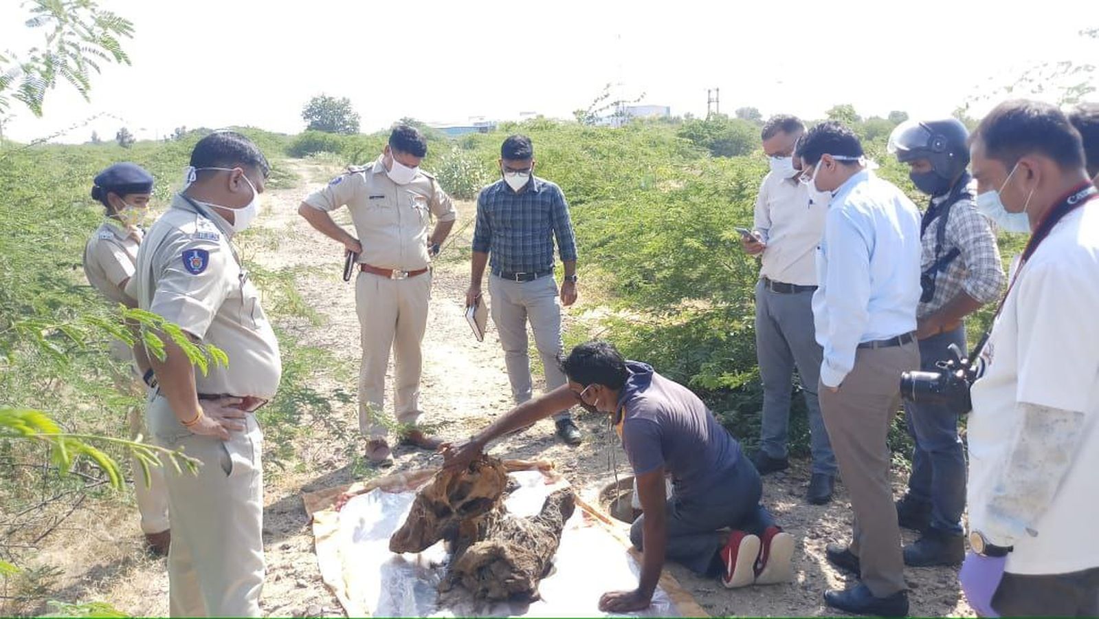 हत्या कर महिला का शव सीवरेज में डाला