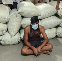 बतौर चालक अर्से से कर रहा है तस्करी, फिर खुद के नाम कराया ट्रेलर