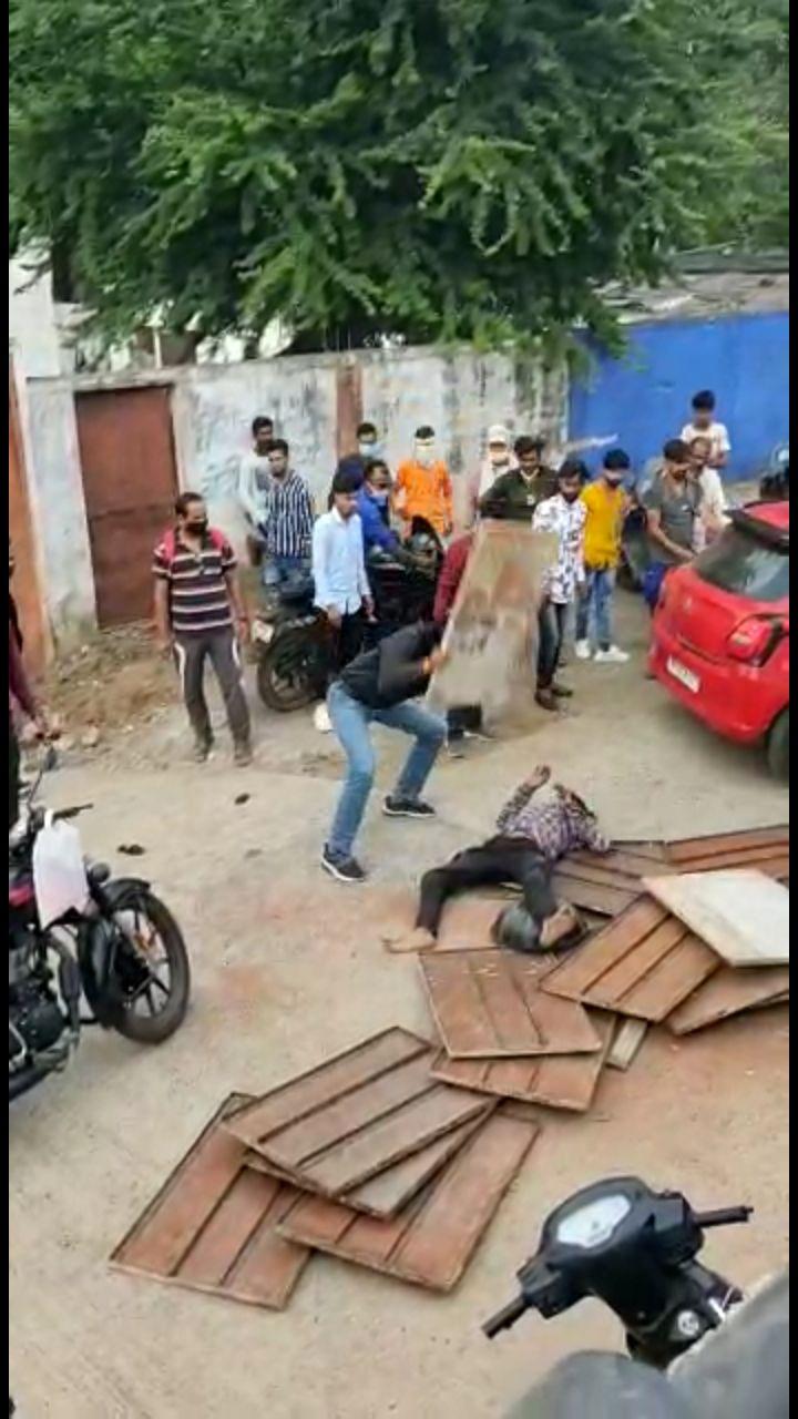 Car riders brutally beaten loading auto driver.jpg