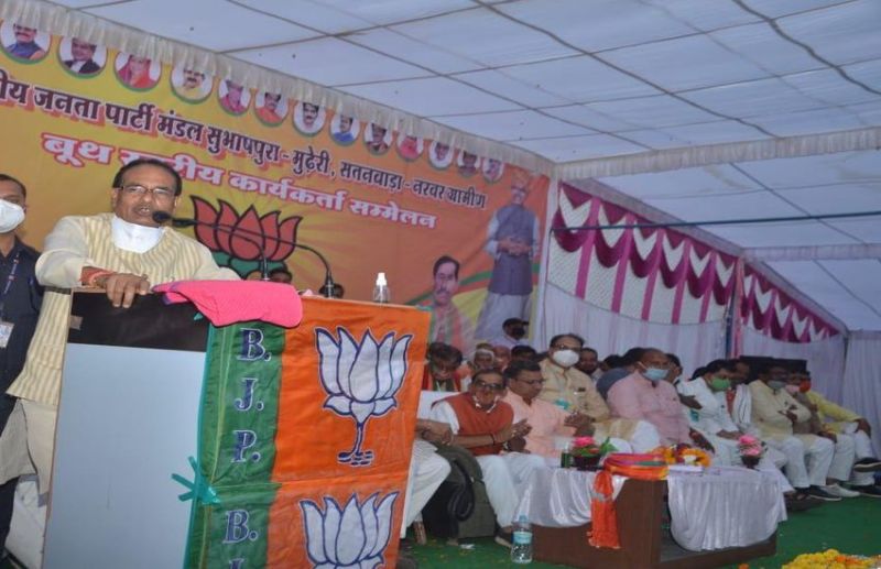 MP Assembly by-election: शिवराज ने कमलनाथ पर बोला हमला- कहा, तो क्या मैं दारू की बोतल लेकर घूमूं