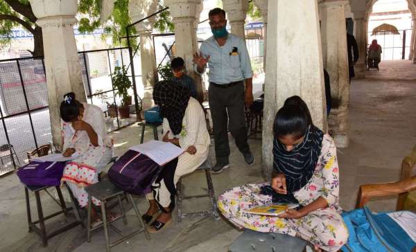सरकारी स्कूल में बच्चों को पढ़ा रहे प्राचार्य फोटो खिंचते ही बच्चों को भगाने लगे, देखें तस्वीरें...