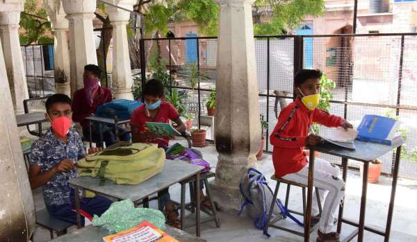 सरकारी स्कूल में बच्चों को पढ़ा रहे प्राचार्य फोटो खिंचते ही बच्चों को भगाने लगे, देखें तस्वीरें...