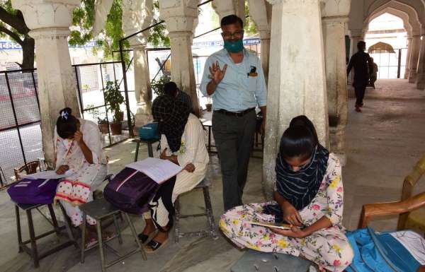 सरकारी स्कूल में बच्चों को पढ़ा रहे प्राचार्य फोटो खिंचते ही बच्चों को भगाने लगे, देखें तस्वीरें...