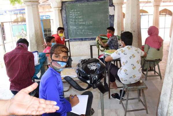 सरकारी स्कूल में बच्चों को पढ़ा रहे प्राचार्य फोटो खिंचते ही बच्चों को भगाने लगे, देखें तस्वीरें...