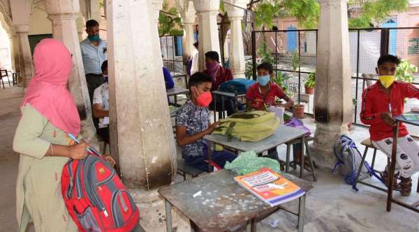 सरकारी स्कूल में बच्चों को पढ़ा रहे प्राचार्य फोटो खिंचते ही बच्चों को भगाने लगे, देखें तस्वीरें...