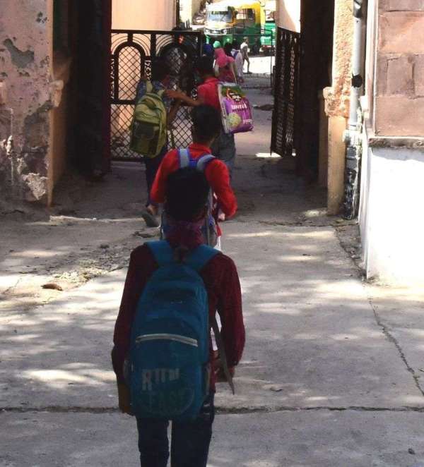 सरकारी स्कूल में बच्चों को पढ़ा रहे प्राचार्य फोटो खिंचते ही बच्चों को भगाने लगे, देखें तस्वीरें...