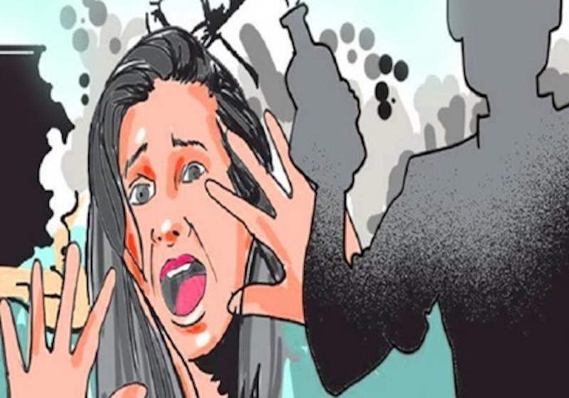 कम नहीं हो रहे अपराध, गोंडा में दलित बहनों पर फेंका तेजाब, लखनऊ में भाजपा कार्यालय महिला ने खुद को लगाई आग