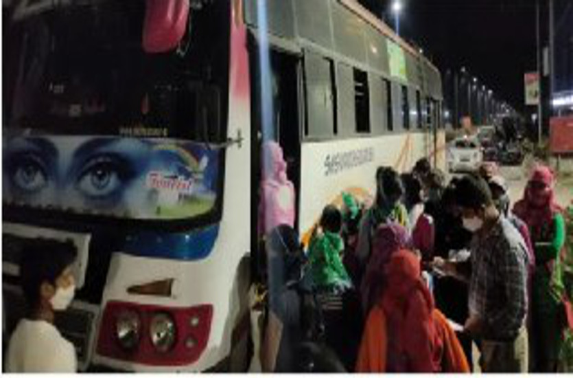 तमिलनाडु की बस को पुलिस ने रुकवाया तो सवार थीं छत्तीसगढ़ की 24 युवतियां, युवक-ड्राइवर व लड़कियों से चल रही पूछताछ