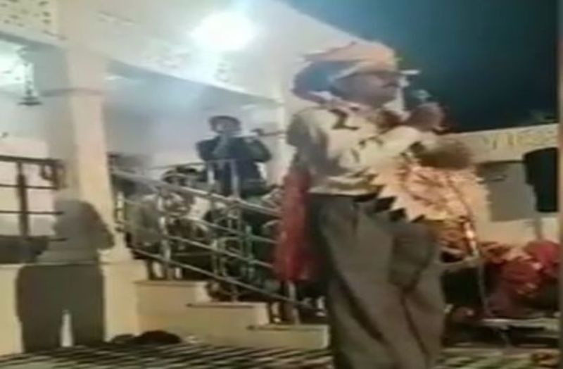 सरपंच पति शिक्षक ने मंच से कहा- बच्चों ने सात- सात फर्जी वोट डालकर चुनाव जिताया, वीडियो वायरल