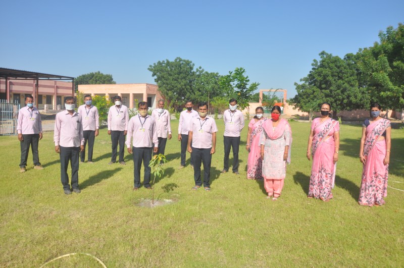 सरकारी स्कूल बन रहे मिशाल, शिक्षकों के लिए डे्रस कोड और स्कूल परिसर को मेहनत उद्यान के रूप में खिल रही मेहनत