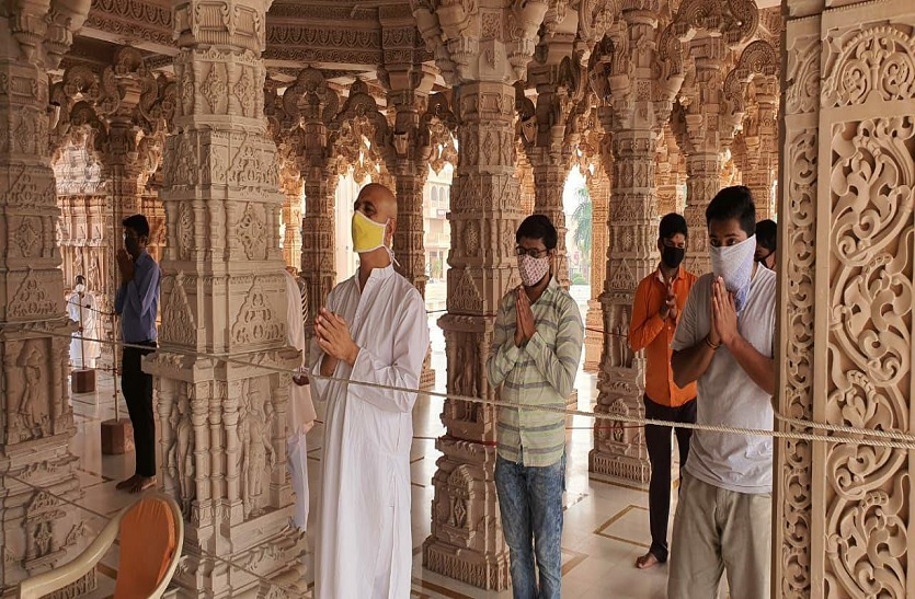 स्वामीनारायण अक्षरधाम मंदिर खुला, भक्तों ने सोशल डिस्टेंस के साथ किए दर्शन