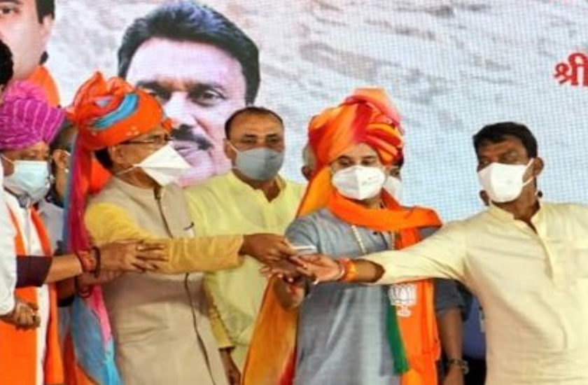 शिवराज, सिंधिया और सिलावट के खिलाफ भी दर्ज हो एफआइआर, चुनाव आयोग से शिकायत