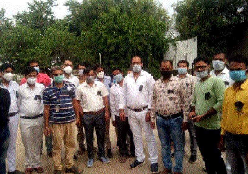 चिकित्सकों व चिकित्साकर्मियों ने काली पट्टी बांधकर विरोध जताया